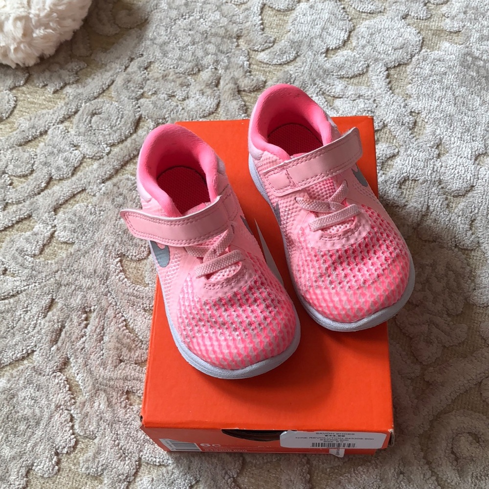 Toddler Nike sneaker size 6- coral color/pink